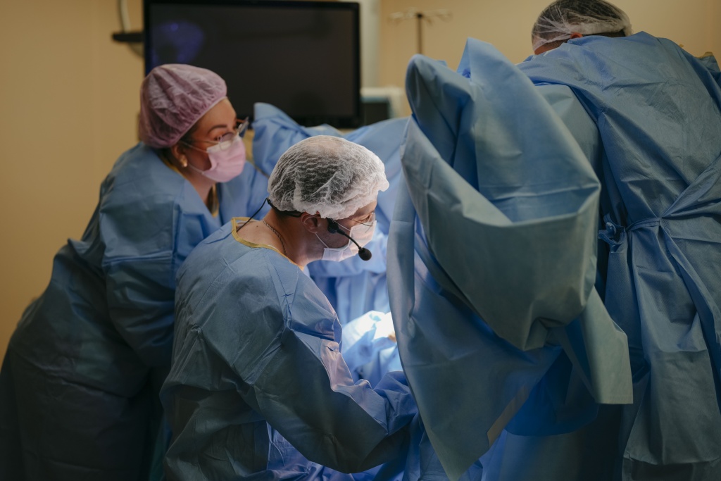 Кубин Н.Д. в операционной.jpg