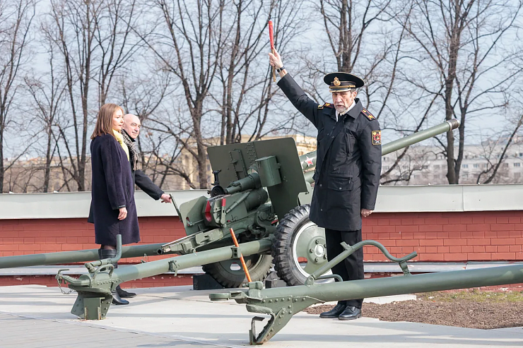 Выстрел  из пушки Петропавловской крепости возвестил о 165-летии Клиники СПбГУ